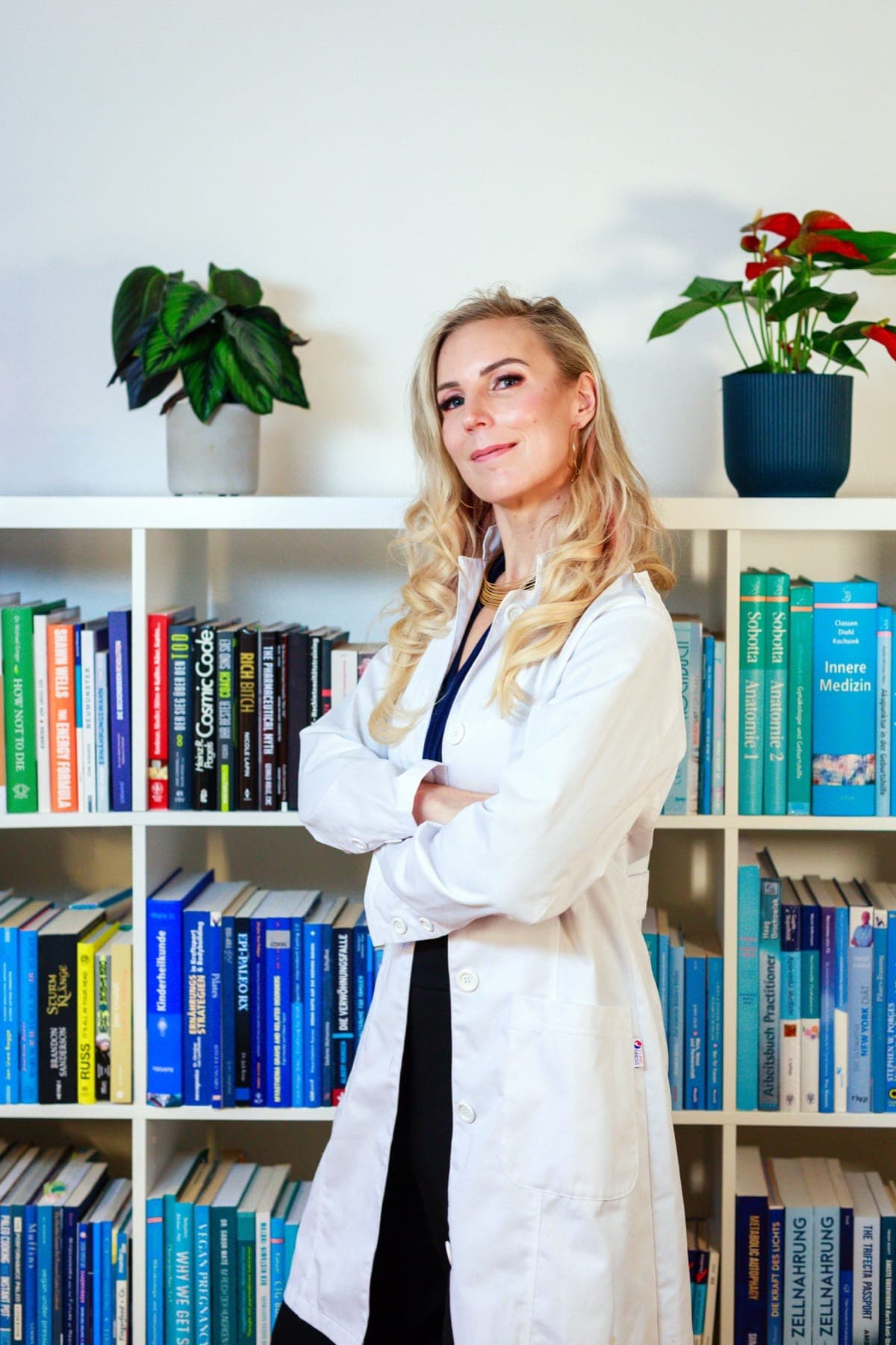 Dr. Simone Koch vor ihrem Bücherregal